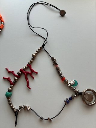 Collar Uno de 50 Coral y Plata
