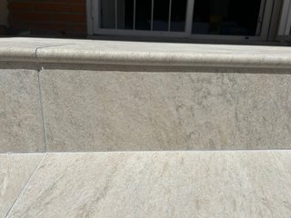 Peldaño Orion efecto piedra blanco 66x33