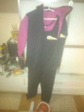 Traje de neopreno rosa y negro