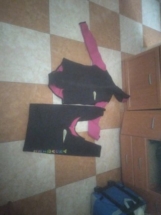 Traje de neopreno rosa y negro