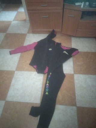 Traje de neopreno rosa y negro