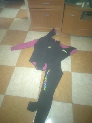 Traje de neopreno rosa y negro