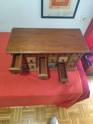Mueble especiero de madera hecho a mano