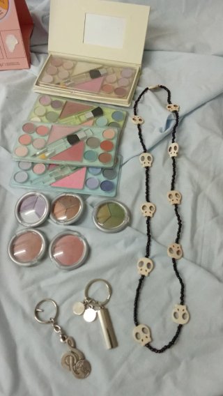 Estuches de Maquillaje y Collar Calaveras