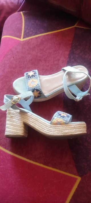 Sandalias cuña verano azul claro bordadas