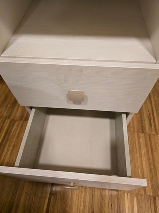 Escritorio beige con cajonera blanca