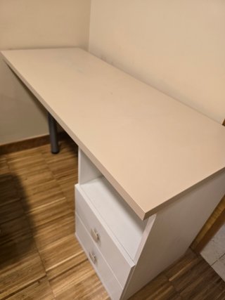 Escritorio beige con cajonera blanca