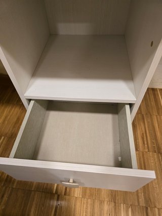 Escritorio beige con cajonera blanca
