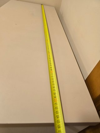 Escritorio beige con cajonera blanca