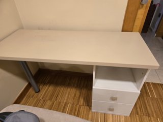 Escritorio beige con cajonera blanca