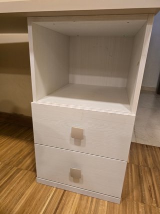 Escritorio beige con cajonera blanca