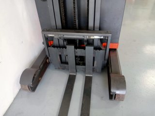Carretilla retractil Linde R16-03