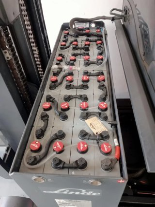Carretilla retractil Linde R16-03