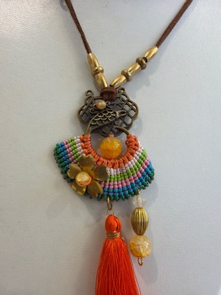 Collar hippie multicolor con borla naranja