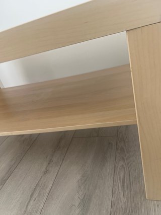 Mesa de salón de madera clara