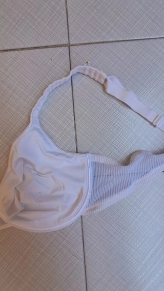 Sujetador blanco con detalles de malla