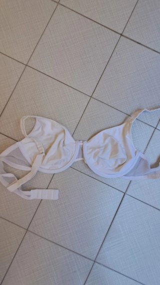 Sujetador blanco con detalles de malla