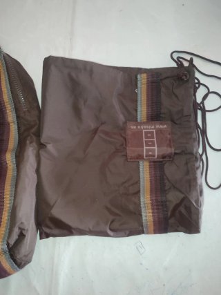Mochila marrón con detalles multicolor
