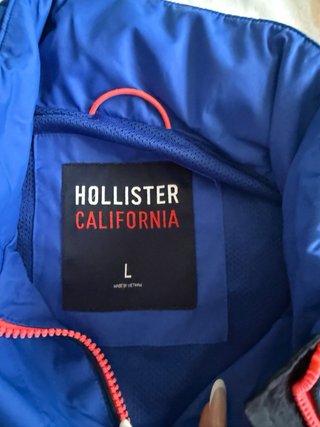 Abrigo Hollister azul y negro