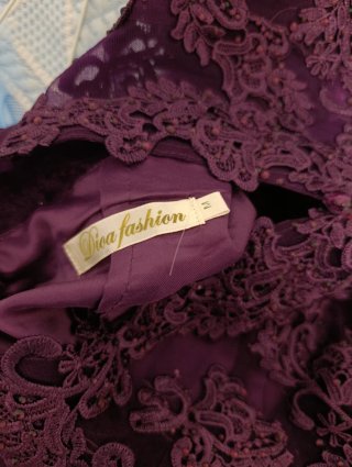 Vestido de fiesta morado con encaje