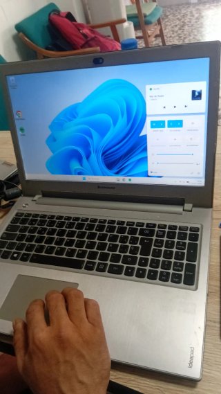 Ordenador portátil Lenovo Plata y Negro