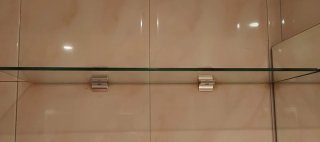 Scaffale in vetro con supporti metallici