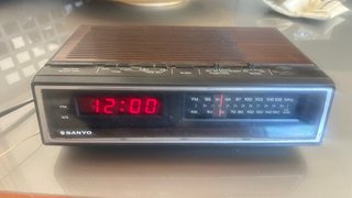 Radio despertador Sanyo vintage