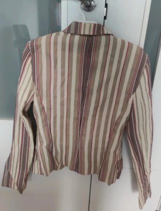 Americana de rayas beige y rojo