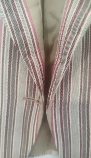 Americana de rayas beige y rojo