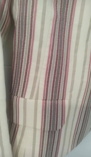 Americana de rayas beige y rojo