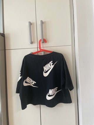 Camiseta Nike negra con logo repetido
