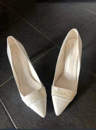 Zapatos de novia Menbur blancos y plateados