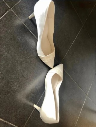 Zapatos de novia Menbur blancos y plateados