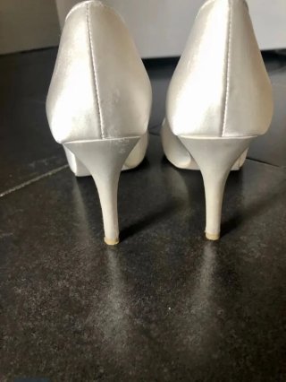 Zapatos de novia Menbur blancos y plateados
