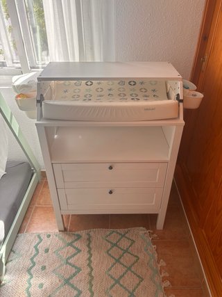 Cambiador de bebé con accesorios