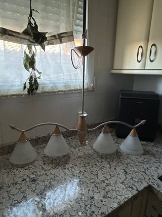 Lámpara de techo y mesillas cristal, metal y haya.
