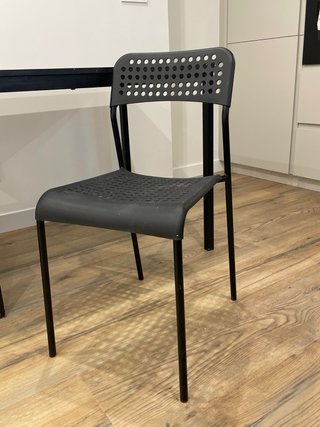 Mesa grande, mesa pequeña y silla IKEA