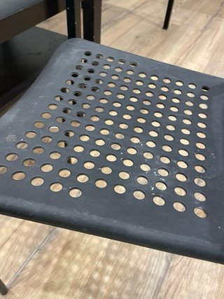Mesa grande, mesa pequeña y silla IKEA