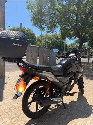 Honda CB125F Negra con Baúl SH34