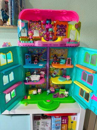 Casa de muñecas Gabby+Ático+Muñecos+WC Siregata
