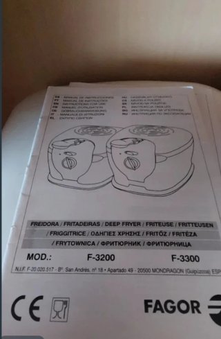 Freidora eléctrica blanca