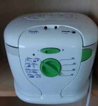 Freidora eléctrica blanca