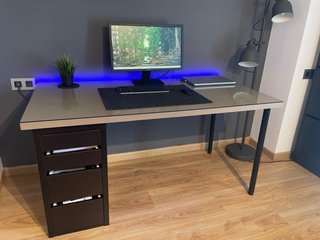 Escritorio con cristal protector