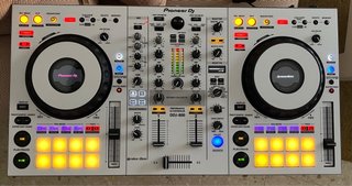 Pioneer DDJ-800 Blanco + Decksaver + mochila/funda