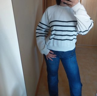 Sudadera blanca con rayas negras
