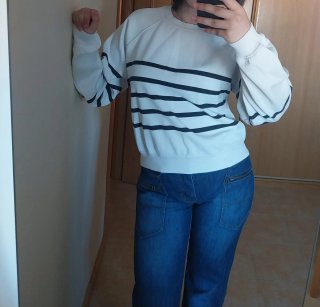 Sudadera blanca con rayas negras
