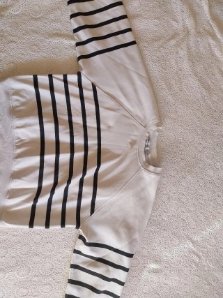 Sudadera blanca con rayas negras