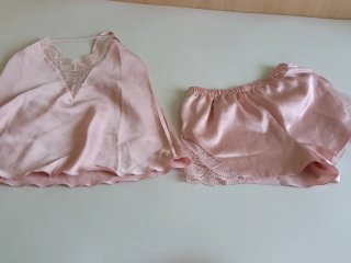 Pijama de satén rosa con encaje