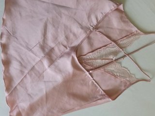 Pijama de satén rosa con encaje