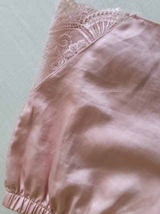 Pijama de satén rosa con encaje